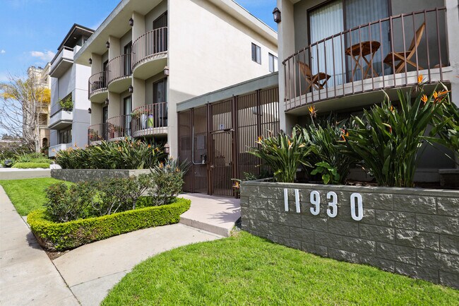 Vista de la acera de Gorham Air por Wiseman - Gorham Air by Wiseman