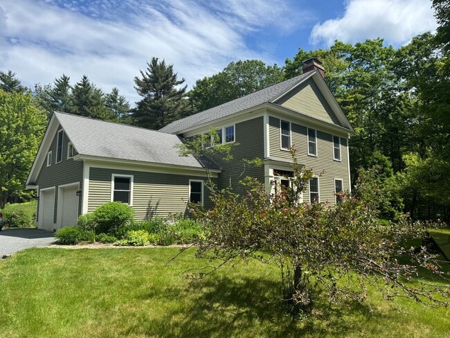 4 bedroom home in Blueberry Hill neighborhood - 4 bedroom home in Blueberry Hill neighborhood