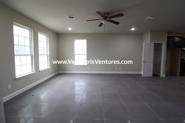 Photo - 707 N Brazos Ave