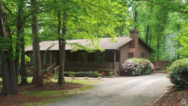 Building Photo - Quiet Country (yet Convenient) Neighborhood Rental