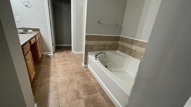 Baño principal - 1022 Firethorne Pass