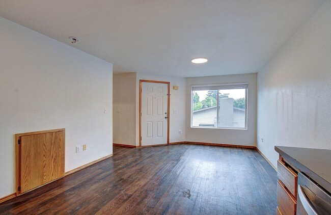 Photo - Spacious 3bd 2.5ba Unit in 4Plex - Avail. Now!