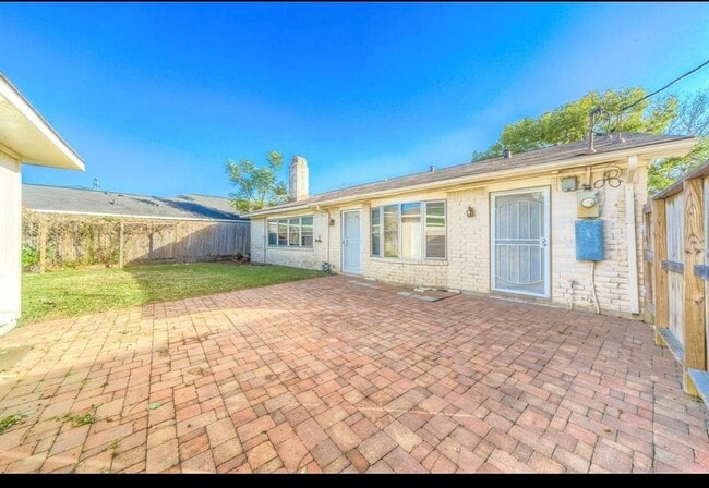 Building Photo - 9202 Leader St