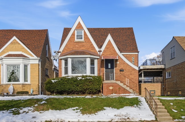 Building Photo - 6640 W Foster Ave