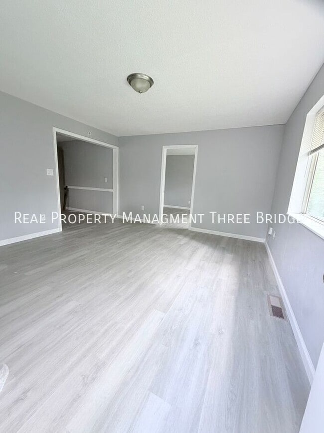 Photo - 536 Ames Pl