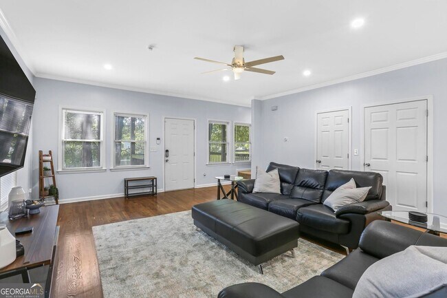 Photo - 687 Windsor St SW