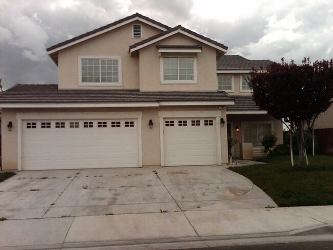 Building Photo - This beautiful 2-story, 5 bed / 3 bath hom... Rental