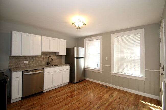 Building Photo - 42 Walnut St Unit 1st Fl