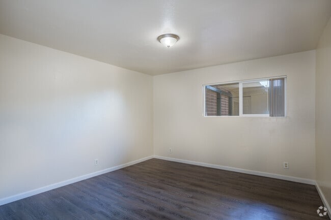 1BR, 1BA - 625SF - Bedroom - The Majestic Apartments