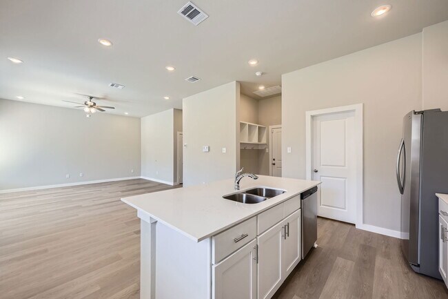Photo - 1033 Hudson Wy