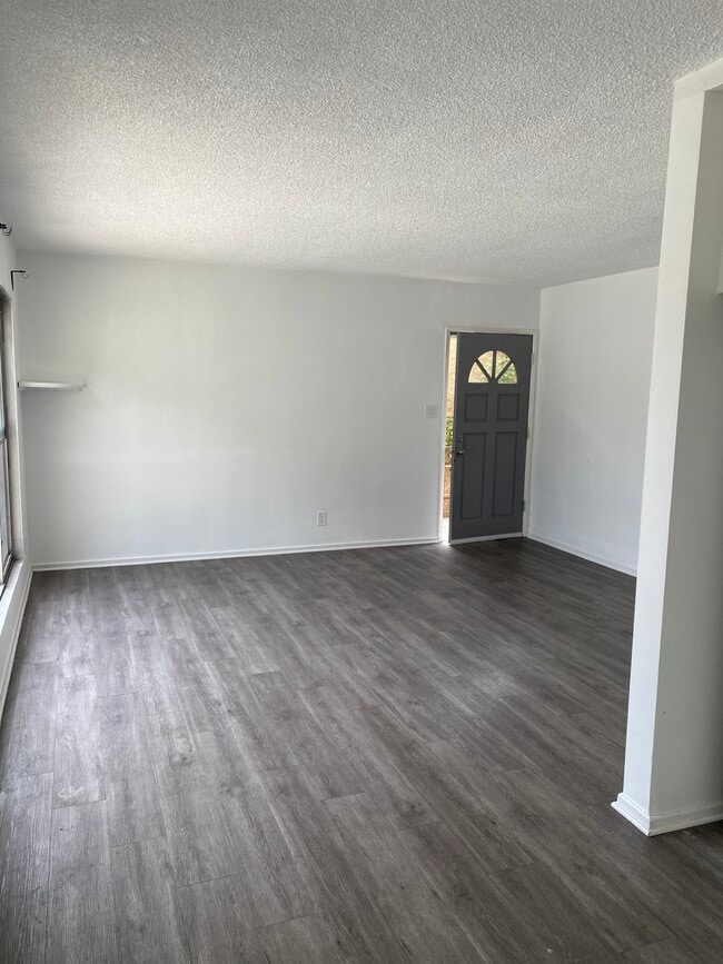 livingroom - 512 Bay St Unit 3