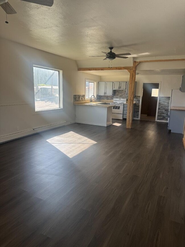 Building Photo - 613 Sage Ave