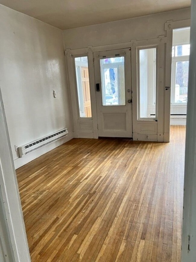 Building Photo - 915 E Lakeside Ave Unit B