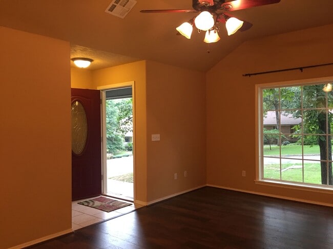 vaulted ceiling and large picture window - 510 Kim St
