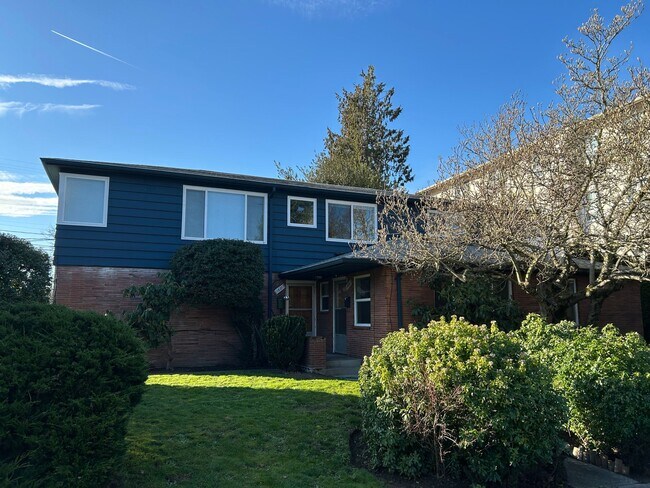 Photo - North Admiral 1BR, Small 4-Unit Building, Top Floor! Unidad 4300 SW Seattle St