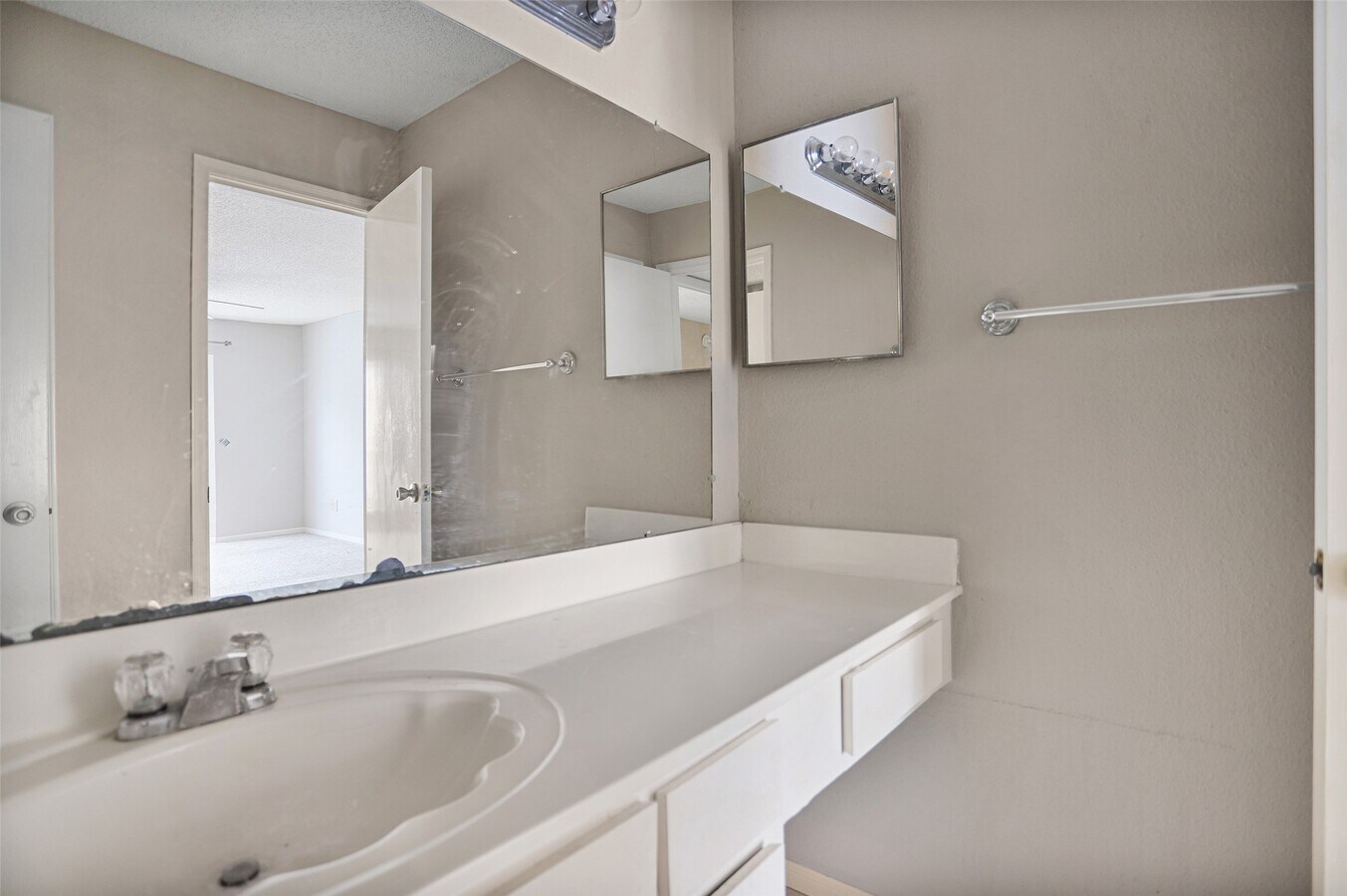 Photo - 2121 Hepburn St Unit 613