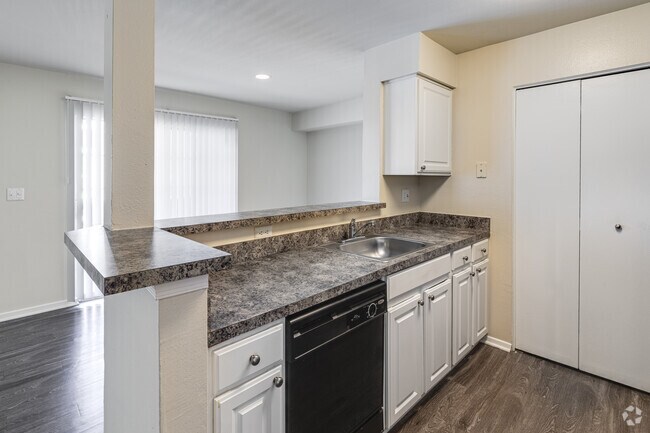 2BR, 2BA - 1008 SF