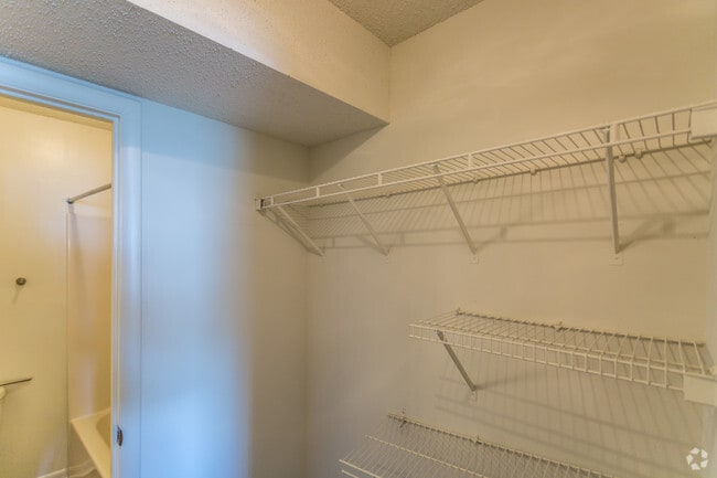 2BR, 2BA - 1145 SF - Closet