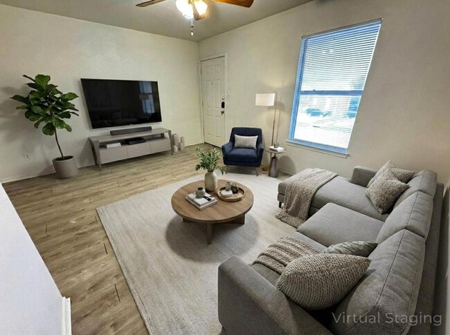 Building Photo - 1605 Benttree Dr Unit C