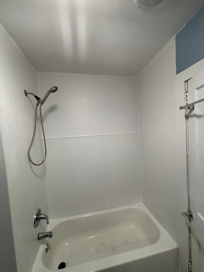 Baño - 614 Sampson Ave Unidad A