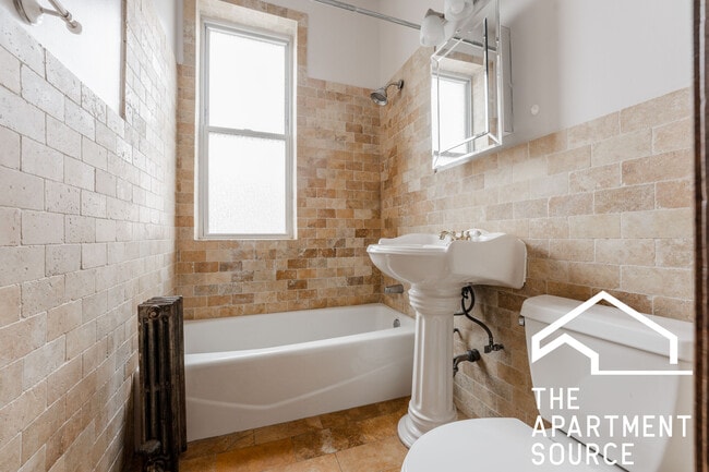 Photo - 4755 N Sawyer Ave Unidad 2G