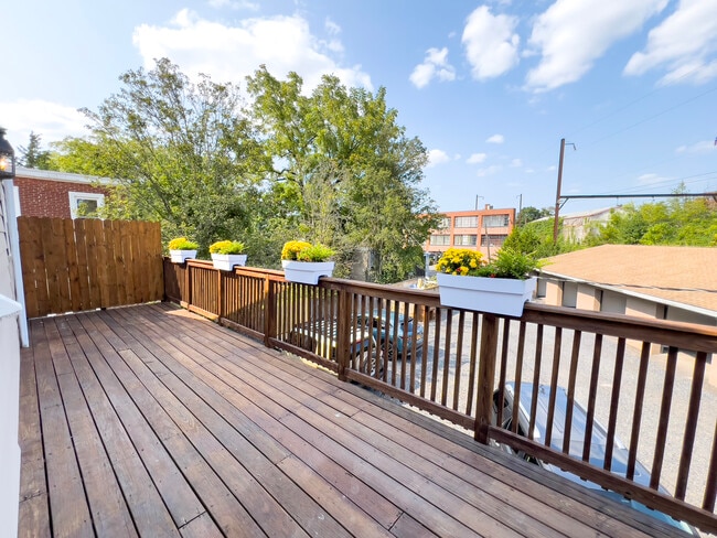 deck (access from kitchen) - 113 S 3rd St Unit B