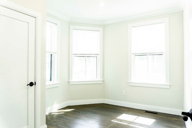 Building Photo - 79 Linden St Unit 1 Rental
