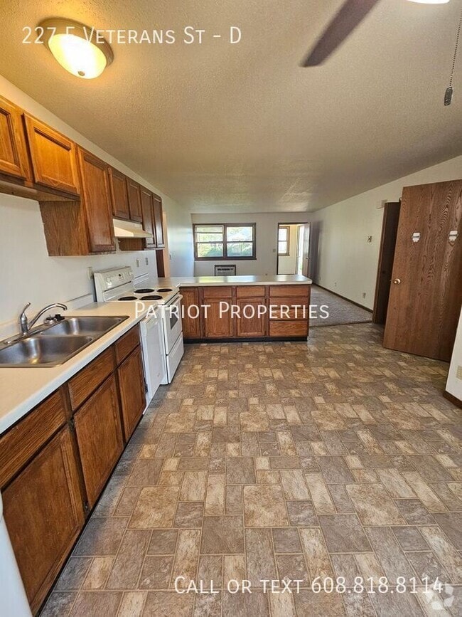 Building Photo - 227 E Veterans St Unit D Rental