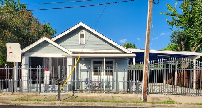 Photo - 2222 Hogg St