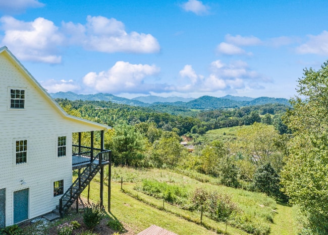 Photo - 179 Goldfinch Ln