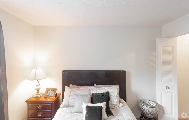 1BR, 1BA - 504 SF