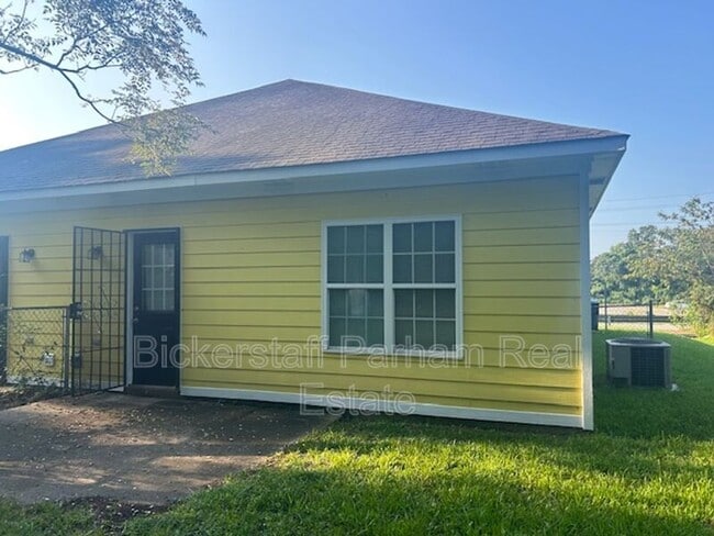 Building Photo - 806 N Railroad St Unit A Rental