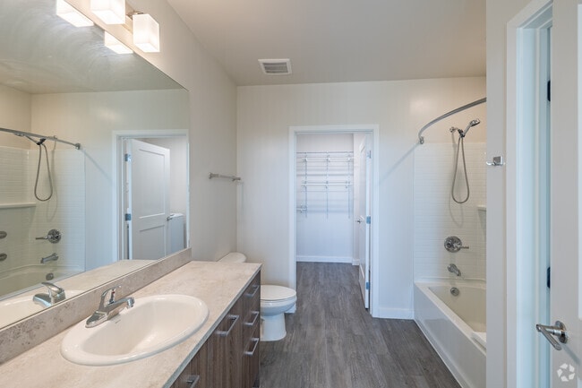 1BR, 1BA - 648SF - Bathroom