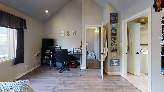 Photo - 329 W 4th St