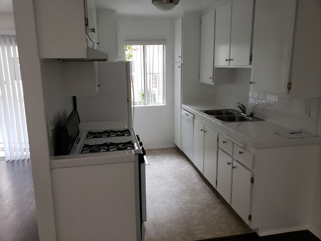 Kitchen - 12333 Texas Ave Unit 5