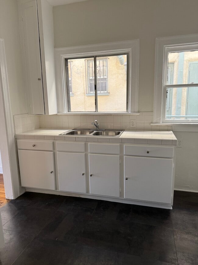 Kitchen - 536 N Spaulding Ave Unit A