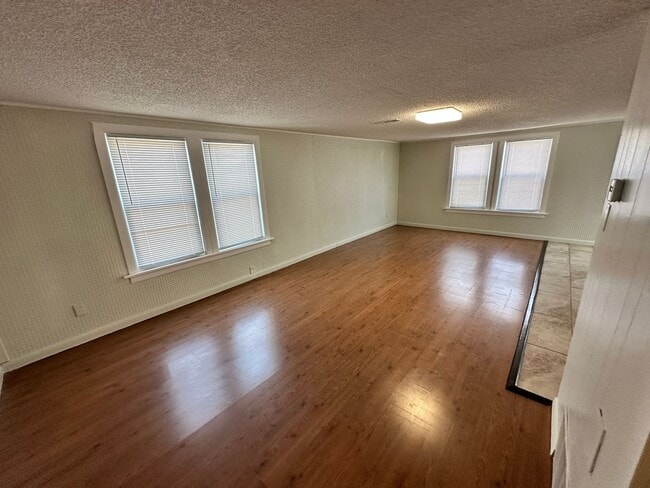 Photo - Newly Remodeled 4 Bed, 1 Bath Upstairs Uni...