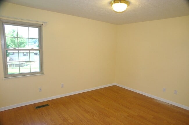 Photo - Seymour, 4 bedroom, hardwood floors - Call Steve Davis (865) 681-1000