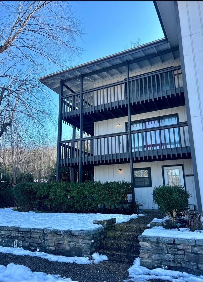 Building Photo - Hillside Apartments Unit 318