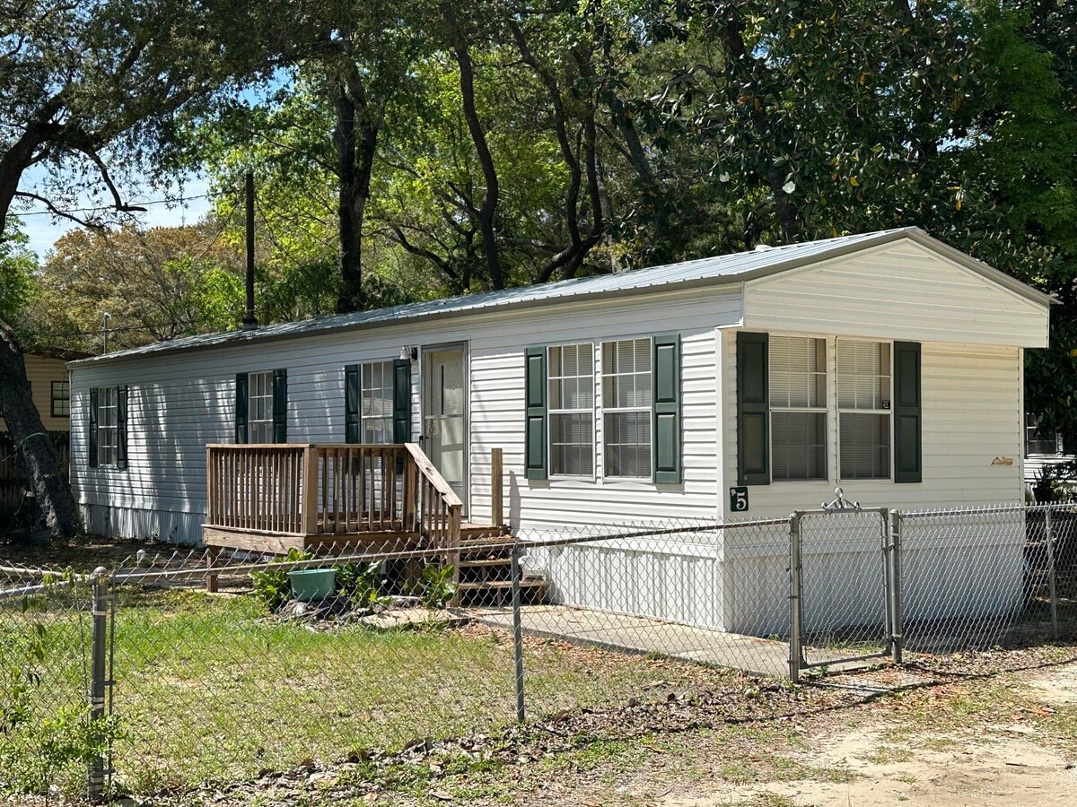 Photo - 621 Live Oak St