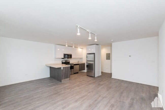 Building Photo - 935 W Winona St Unit 810