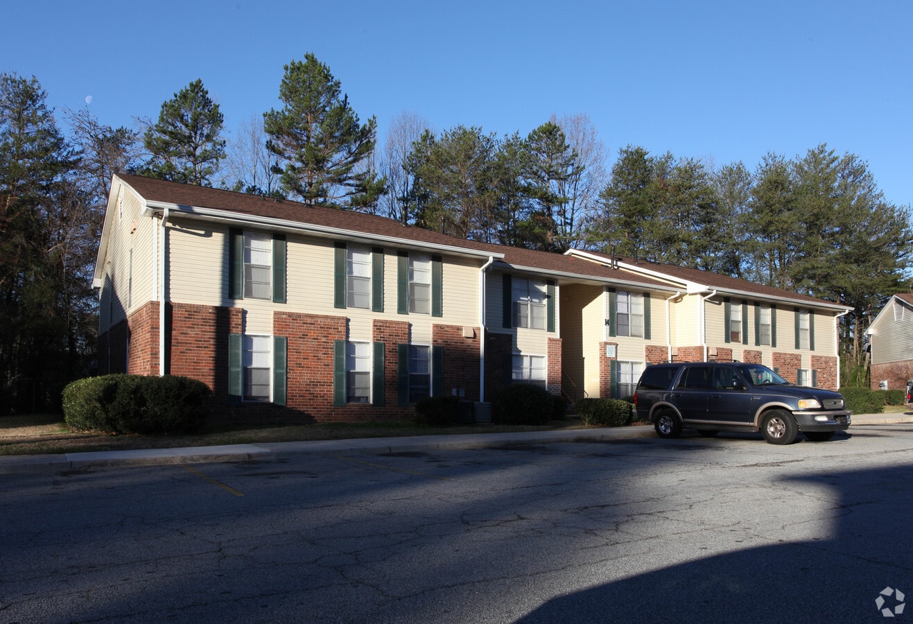 Photo - Lake Forest Apartments