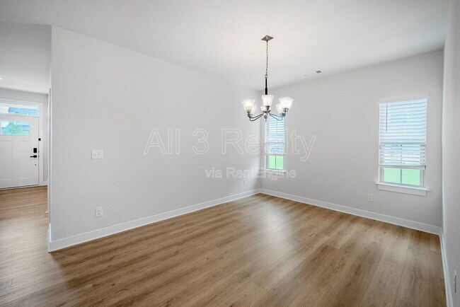 Photo - 533 Daffodil Ln