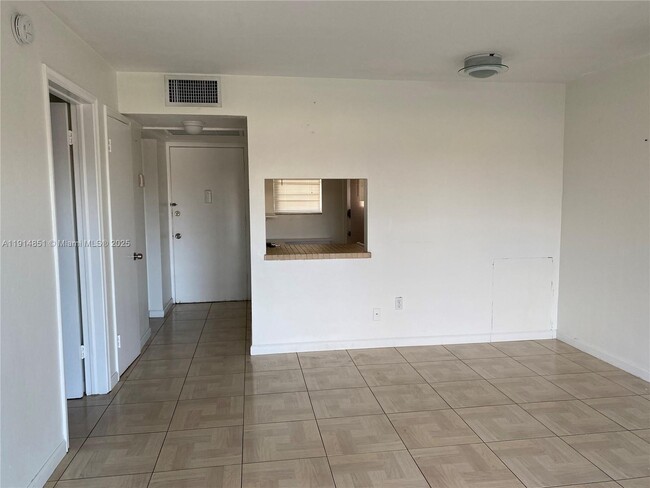 Building Photo - 20200 NE 27th Ct Unit 20