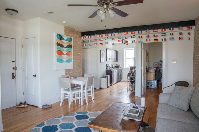 Photo - Albany Park - 2 Bed / 1 Bath - Laundry In-Unit w/ Central Heat Unit 4707-1S