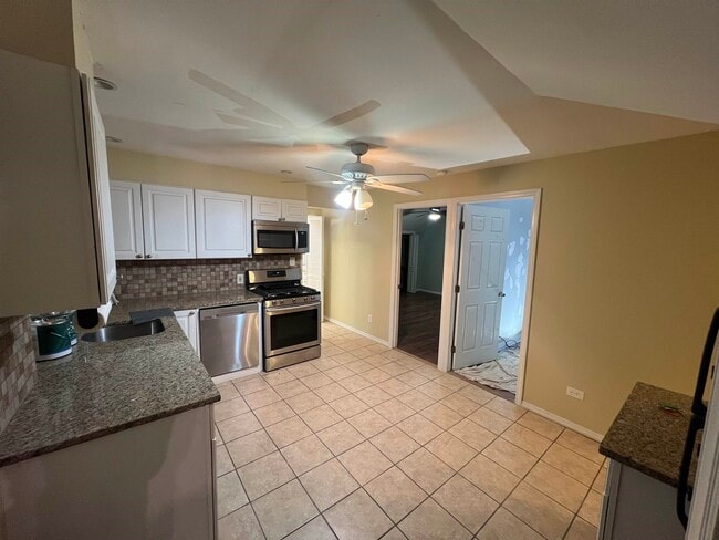 Photo - 195 MERSELIS Ave Unit 2