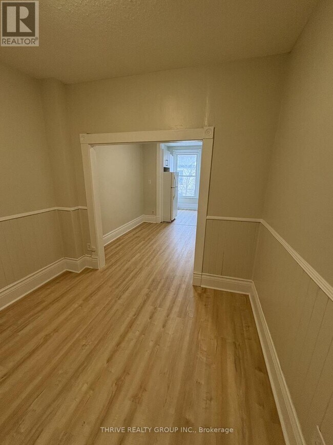Photo - 466 Dufferin Ave