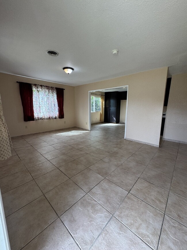 Building Photo - Water, sewer, garbage and landscaping is i... Rental