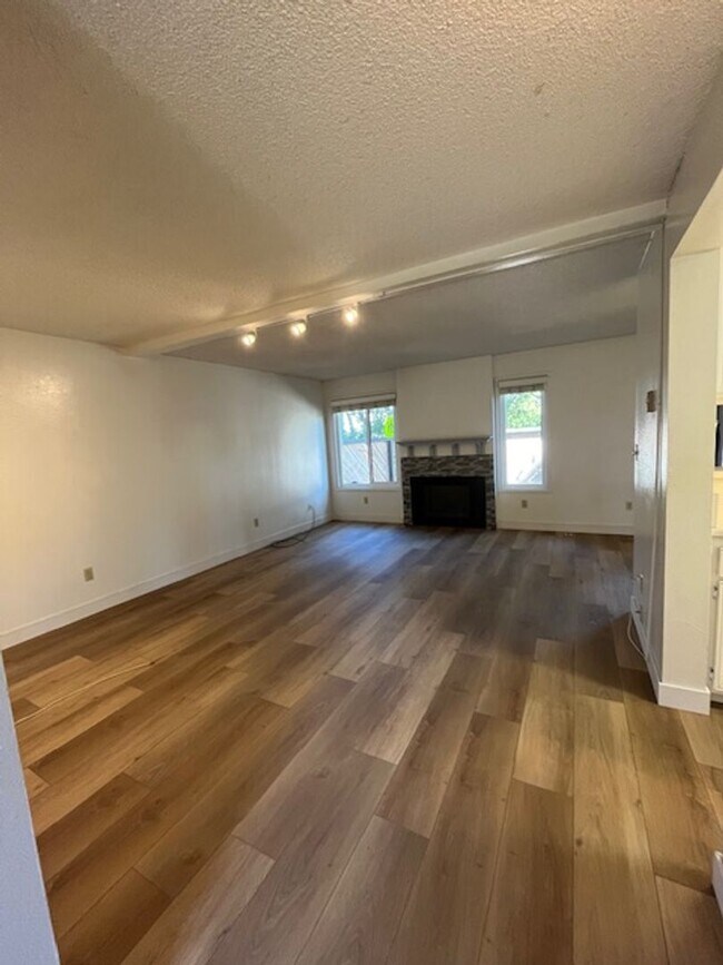 Photo - 570 Peach St