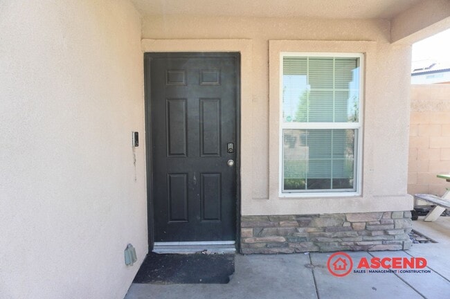 Building Photo - Spacious 3 Bed / 2.5 Bath Home with Solar, & Fruit Trees - Makes Perfect Family home!
